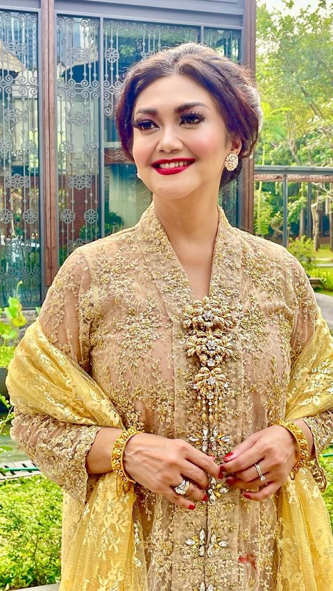 10 Potret Cantik Bella Saphira di Momen Hari Kebaya Nasional, Tampil Bak Model saat Acara Peragaan Busana <br>