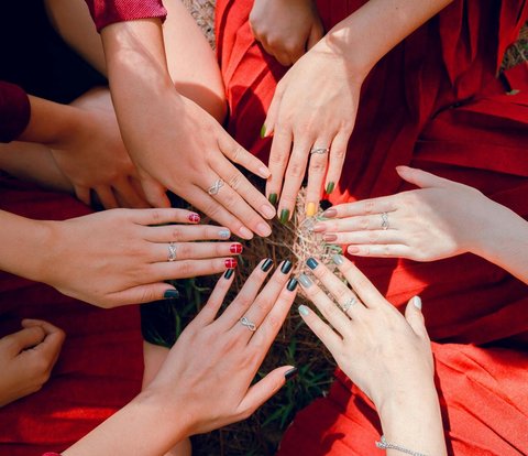 No Need to Go to the Nail Salon, Make Trendy Chrome Nails with Just Shimmer Eyeshadow