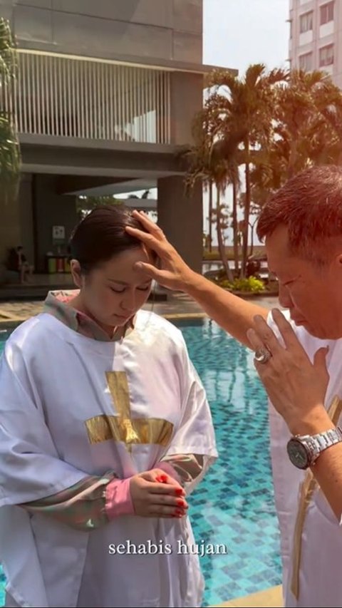 Denise Chariesta Bahagia Jalani Pembaptisan Bersama Pendeta Gilbert Lumoindong dan Keluarga