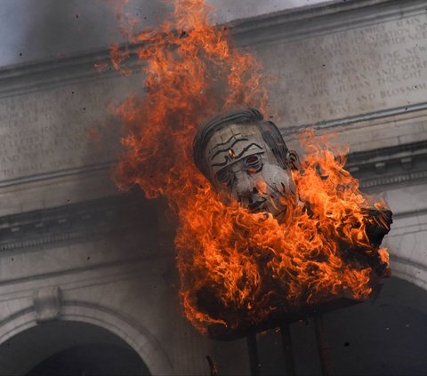 FOTO: Protes Kedatangan PM Israel, Pengunjuk Rasa Pro-Palestina di AS Bakar Boneka Netanyahu