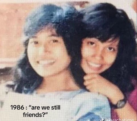 Sudah bersahabat sejak tahun 1986, beginilah potret sang ibu dan ibu mertuanya semasa muda dulu. Dengan model rambut hits di tahun 80-an, keduanya tampak sangat dekat.<br><br>