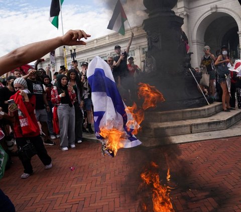 FOTO: Protes Kedatangan PM Israel, Pengunjuk Rasa Pro-Palestina di AS Bakar Boneka Netanyahu