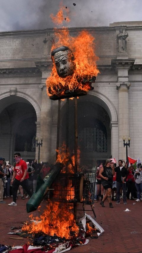 FOTO: Protes Kedatangan PM Israel, Pengunjuk Rasa Pro-Palestina di AS Bakar Boneka Netanyahu