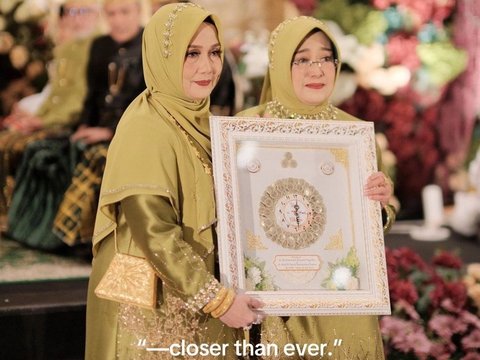 Dua Wanita Ini Bersahabat Sejak Tahun 1986 dan Kini Jadi Besan, Kisahnya Bikin Iri Warganet