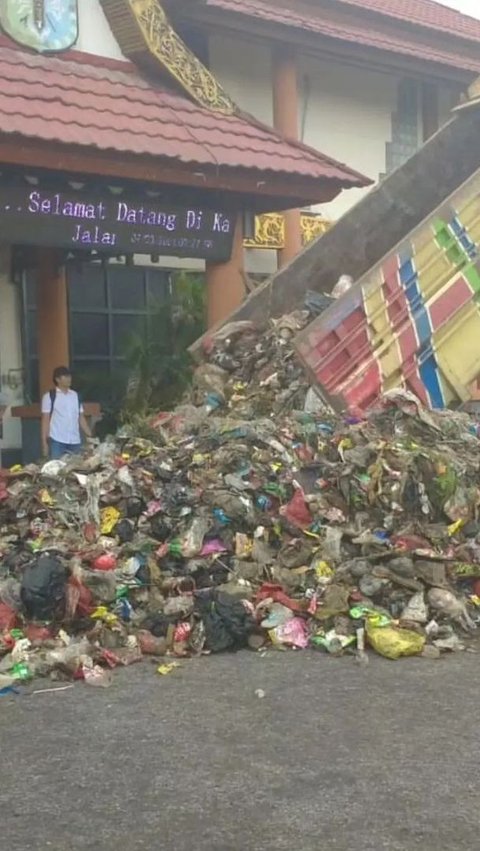 Viral Warga Kesal! Buang Gunungan Sampah Ke Kantor Pemerintah di Kalimantan