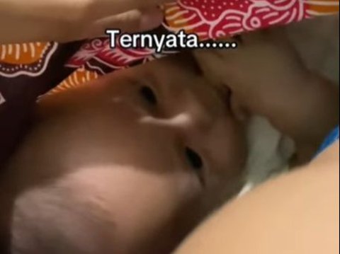 A Father's Struggle to Carry His Child for 1 Hour to Sleep Ends Up 