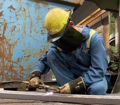 So Becoming a Welder in Canada, Tengku Firmansyah's Salary is Astonishing