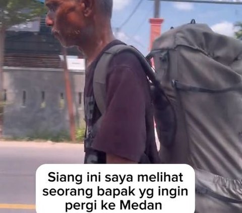 Bertemu Kakek Paruh Baya yang Jalan Kaki Jarak Jauh demi Hemat Biaya, Aksi Pria Beri Bantuan Ini Banjir Pujian