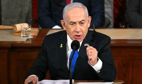 Netanyahu juga menyinggung soal seruan penangkapannya oleh Mahkamah Pidana Internasional (ICC) atas kejahatan perangnya di Gaza. Dia menyebut keputusan ICC itu 