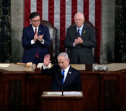 Perdana Menteri (PM) Israel, Benjamin Netanyahu menyampaikan pidato dalam pertemuan gabungan Kongres Amerika Serikat (AS) di Capitol Hill, Washington, AS, pada Rabu (24/7/2024). Pidato Netanyahu mendapat sambutan riuh dari anggota Kongres AS, namun menuai kecaman dari Hamas yang menyebutnya penuh klaim dan kebohongan. Foto: AFP