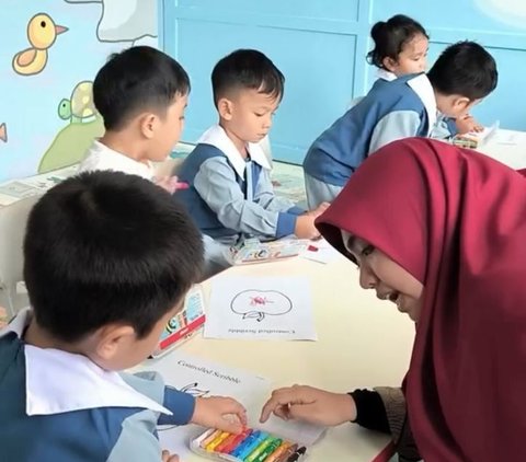 Portrait of Sulaiman, Oki Setiana Dewi's Son, on His First Day of School, Excited Even Without His Mother