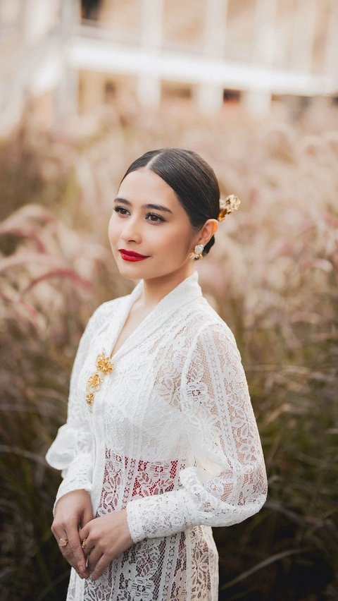 Prilly Latuconsina Showcases the Elegance of the Nona Kebaya from Manado that is Rarely Exposed