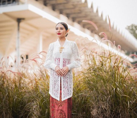 Prilly Latuconsina Showcases the Elegance of the Nona Kebaya from Manado that is Rarely Exposed