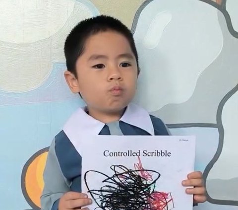 Portrait of Sulaiman, Oki Setiana Dewi's Son, on His First Day of School, Excited Even Without His Mother