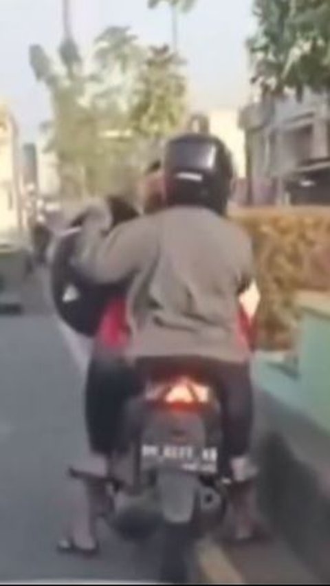 Sungguh Tega Pemotor Turunkan Anak Kecil di Jalan lalu Paksa Pakai Kostum Badut, Diduga Orangtuanya