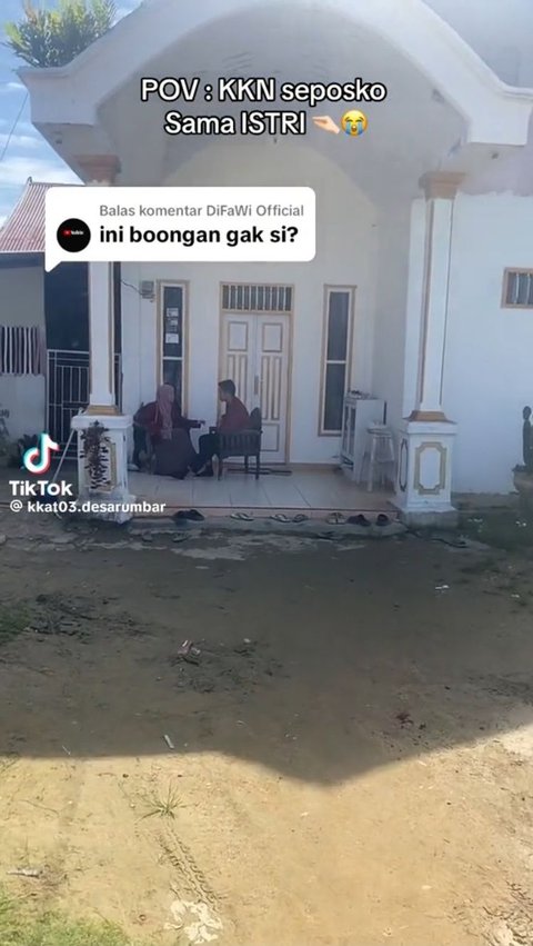 Posko yang ditempati suami istri ini terletak persis di seberang posko utama.