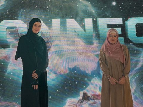 Portrait of Kimberly Ryder Joining Study with Artist Friends, Hijab Appearance is Stunning