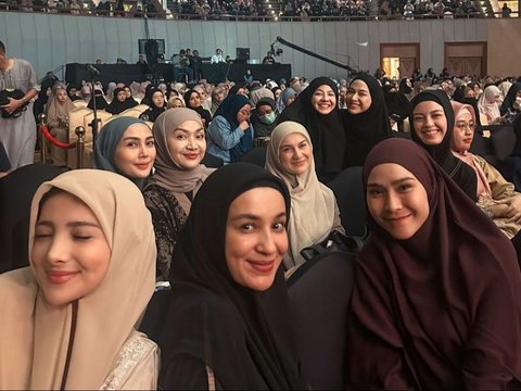 Portrait of Kimberly Ryder Joining Study with Artist Friends, Hijab Appearance is Stunning