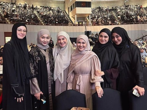 Portrait of Kimberly Ryder Joining Study with Artist Friends, Hijab Appearance is Stunning