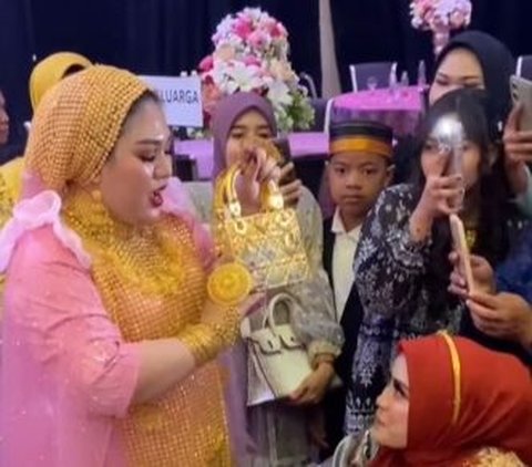 Gunakan Perhiasan Emas hingga 5 Kg saat Kondangan, Penampilan Wanita di Makassar Ini Jadi Sorotan