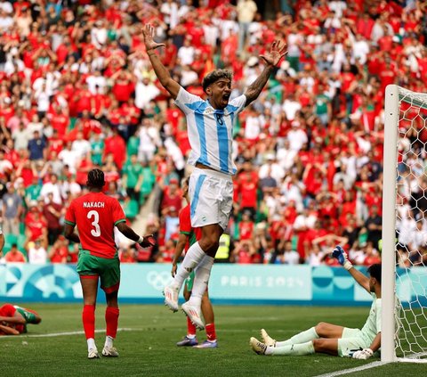 Pemain Argentina, Cristian Medina merayakan gol kedua Argentina saat berhadapan dengan Maroko dalam Olimpiade Paris 2024 di Stadion Geoffroy-Guichard, Saint-Étienne, Prancis, pada Rabu (24/7/2024). Duel laga pembuka Grup B ini berakhir secara dramatis dengan kemenangan 1-2 untuk Maroko. Foto: REUTERS