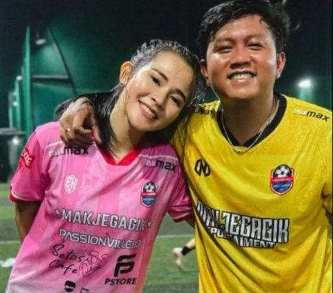 So Sweet! Foto-foto Keseruan Denny Caknan Main Mini Soccer Bareng Sang Istri, Penampilan Cantik Bella Bonita Malah Bikin Salfok