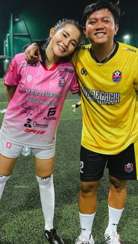 So Sweet! Foto-foto Keseruan Denny Caknan Main Mini Soccer Bareng Sang Istri, Penampilan Cantik Bella Bonita Malah Bikin Salfok<br>