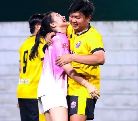 So Sweet! Foto-foto Keseruan Denny Caknan Main Mini Soccer Bareng Sang Istri, Penampilan Cantik Bella Bonita Malah Bikin Salfok