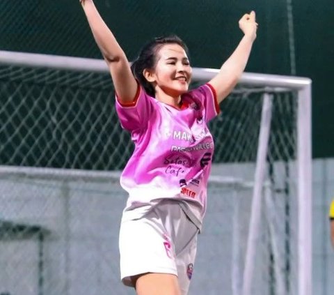 So Sweet! Foto-foto Keseruan Denny Caknan Main Mini Soccer Bareng Sang Istri, Penampilan Cantik Bella Bonita Malah Bikin Salfok