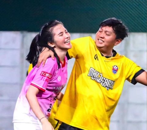 So Sweet! Foto-foto Keseruan Denny Caknan Main Mini Soccer Bareng Sang Istri, Penampilan Cantik Bella Bonita Malah Bikin Salfok