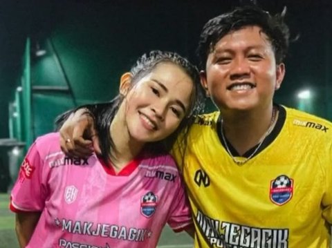 So Sweet! Foto-foto Keseruan Denny Caknan Main Mini Soccer Bareng Sang Istri, Penampilan Cantik Bella Bonita Malah Bikin Salfok