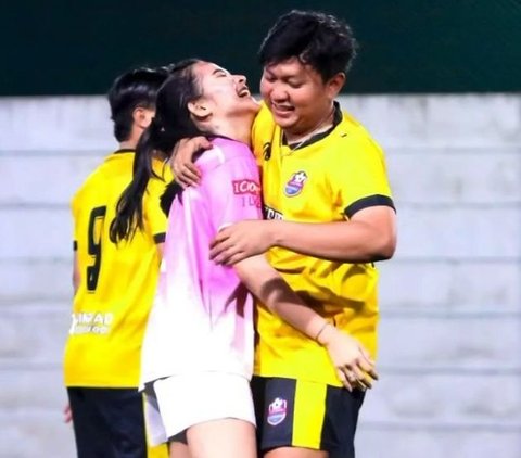 So Sweet! Foto-foto Keseruan Denny Caknan Main Mini Soccer Bareng Sang Istri, Penampilan Cantik Bella Bonita Malah Bikin Salfok