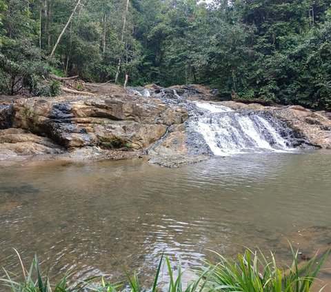 Ada beberapa fasilitas yang dapat dinikmati, selain tempat istirahat, kantin dan toilet, dan musala. Selain itu pengunjung dapat sekadar membasahi tubuh dengan seluncuran air terjun. Yang super jernih.