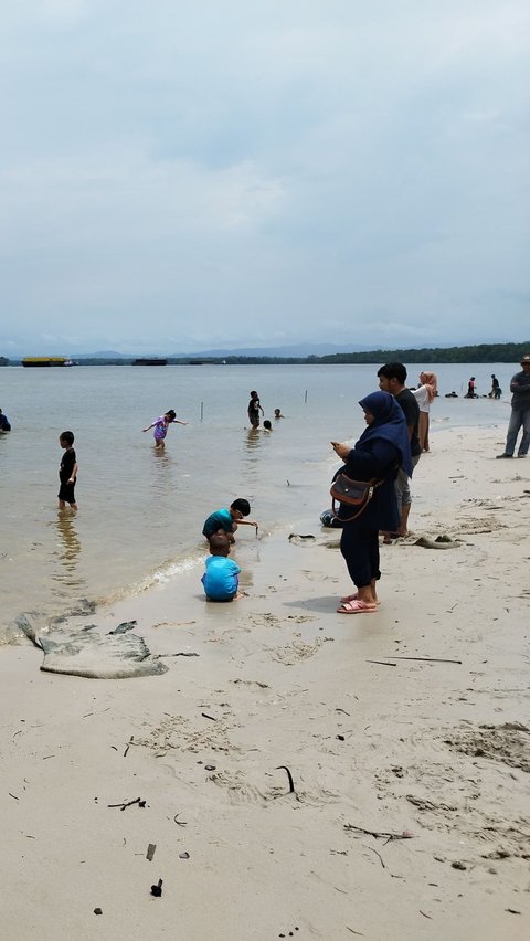 Keindahan Pantai Pasir Mayang di Kabupaten Paser 