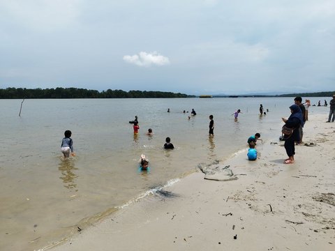 Keindahan Pantai Pasir Mayang di Kabupaten Paser