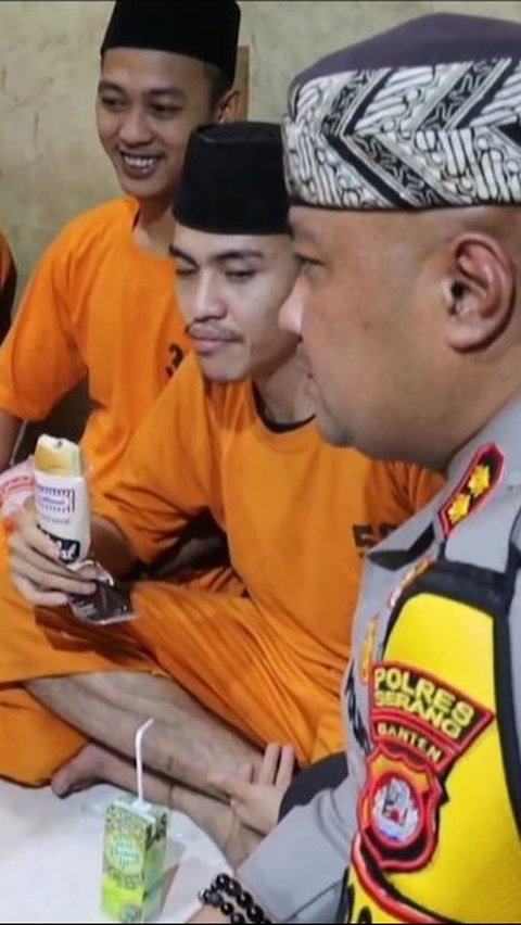 Usai Salat Berjemaah dengan Tahanan, Kapolres Serang Bagi-bagi Roti 'Di dalam Dipalak Enggak'<br>