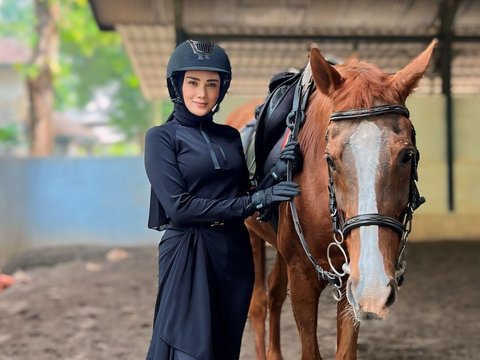 Cantik! Foto-foto Mulan Jameela saat Olahraga Berkuda, Zaskia Sungkar Sampai Komentar Begini