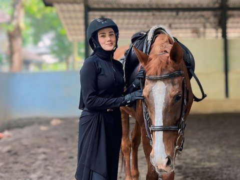 Cantik! Foto-foto Mulan Jameela saat Olahraga Berkuda, Zaskia Sungkar Sampai Komentar Begini