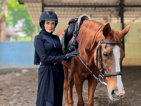 Cantik! Foto-foto Mulan Jameela saat Olahraga Berkuda, Zaskia Sungkar Sampai Komentar Begini