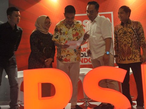 FOTO: Ketua Umum PSI Kaesang Pangarep Serahkan Surat Rekomendasi Pilkada 2024, Baju Batiknya Bikin Salfok