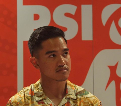 FOTO: Ketua Umum PSI Kaesang Pangarep Serahkan Surat Rekomendasi Pilkada 2024, Baju Batiknya Bikin Salfok