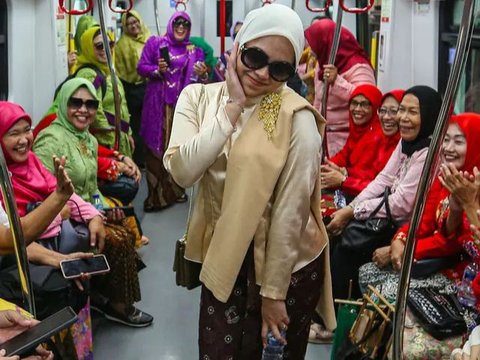 Aksi ini dilakukan sepanjang rute LRT Jakarta, dari Stasiun Velodrome hingga ke Pegangsaan Dua. (Liputan6.com/Angga Yuniar)