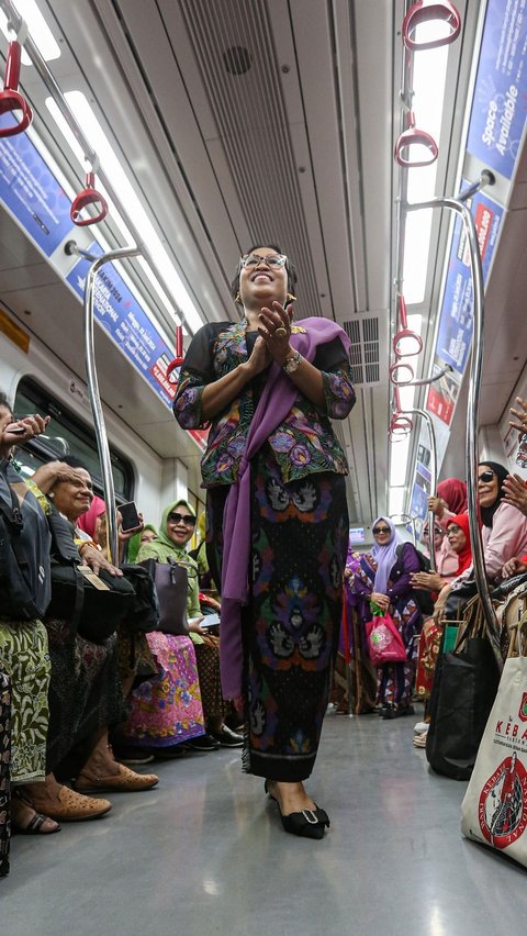 Salah satu penampilan seorang ibu dengan pakaian kebaya di dalam gerbong LRT. (Liputan6.com/Angga Yuniar)