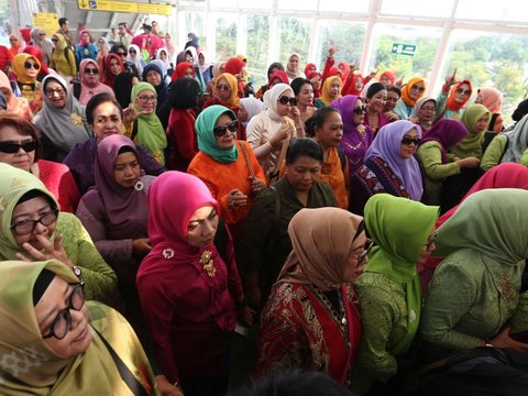 FOTO: Gaya Ratusan Wanita Ramai-Ramai Peringati Hari Kebaya Nasional di LRT Jakarta