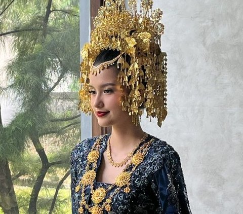 10 Beautiful Photos of Sarah Menzel as a `Bride`, Dressed in Minang Traditional Attire & Princess Dress