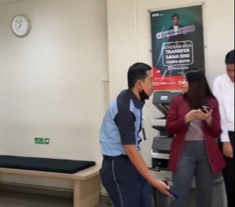 Momen Karyawan Beri Kejutan Ultah Manis untuk OB di Kantor, Aksinya Banjir Pujian Warganet