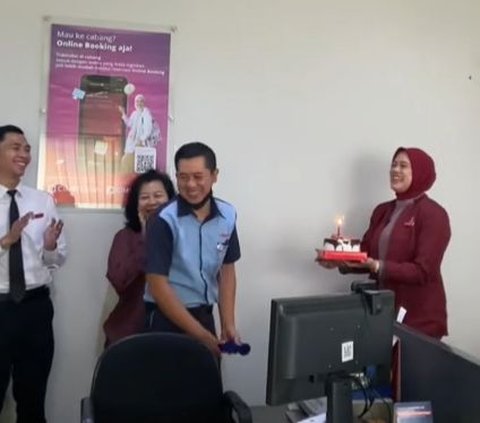 Momen Karyawan Beri Kejutan Ultah Manis untuk OB di Kantor, Aksinya Banjir Pujian Warganet