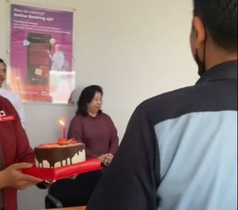 Momen Karyawan Beri Kejutan Ultah Manis untuk OB di Kantor, Aksinya Banjir Pujian Warganet