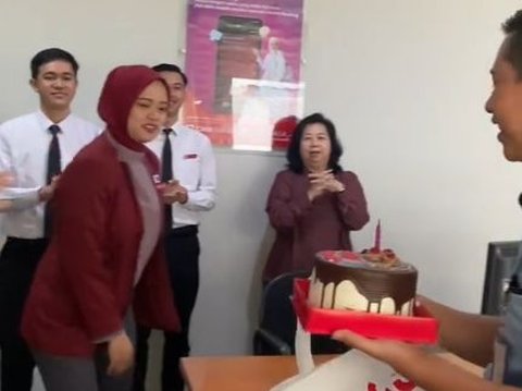 Momen Karyawan Beri Kejutan Ultah Manis untuk OB di Kantor, Aksinya Banjir Pujian Warganet