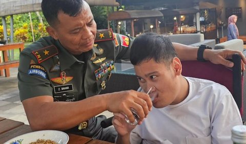 Bukan hanya makan saja, Zainul Bahar juga memberikan minum sang keponakan dengan telaten dan penuh kasih sayang. <br>